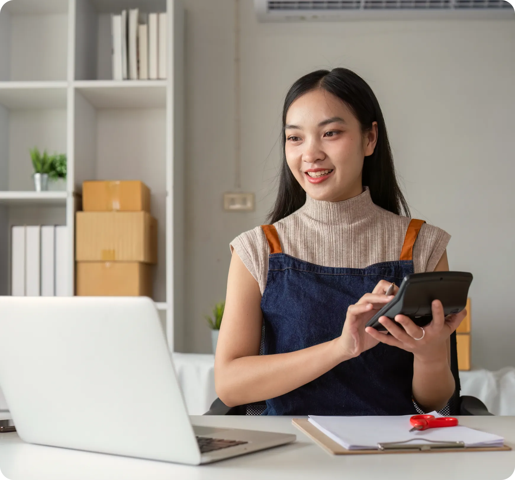 female-entrepreneur-managing-online-selling female-entrepreneur-managing-online-selling