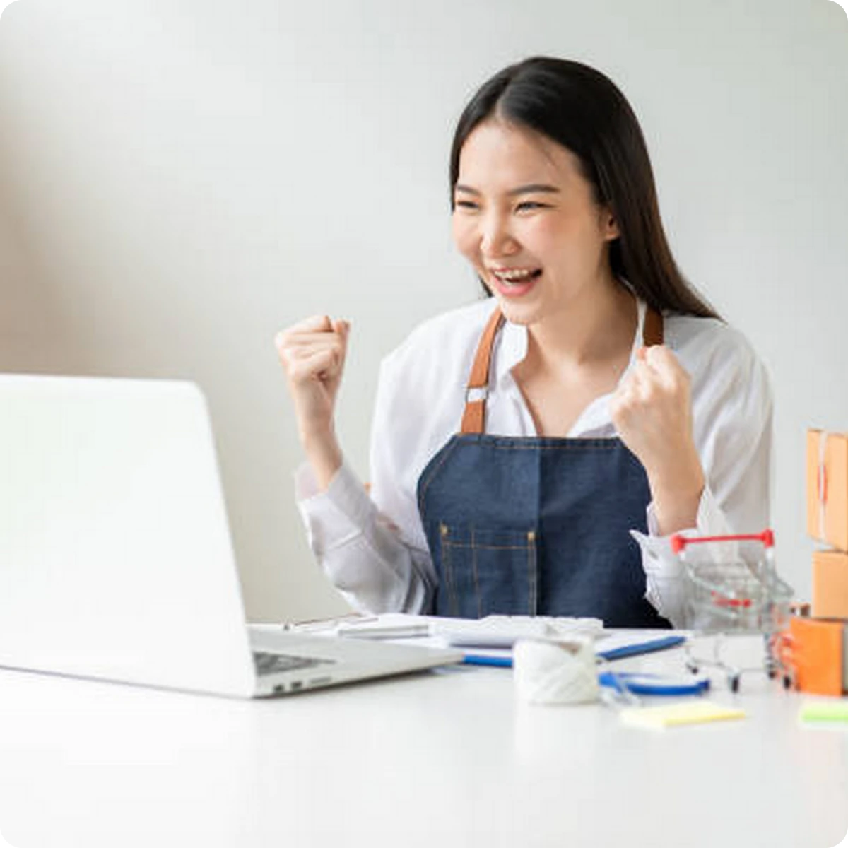 portrait-smiling-beautiful-business-asian-woman-working