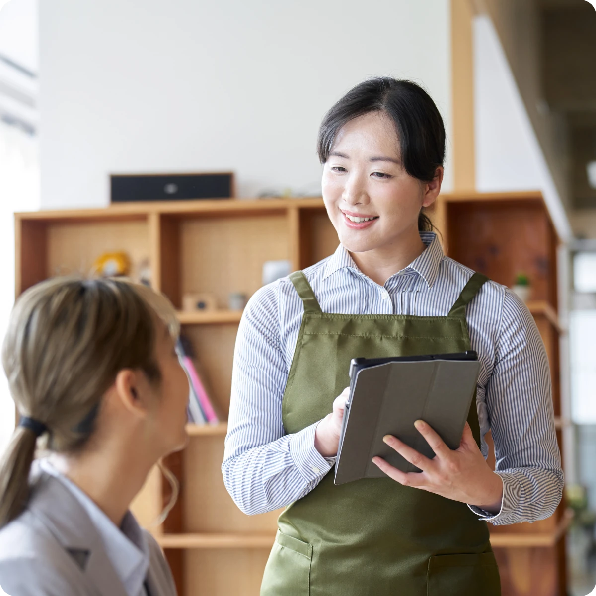 portrait-smiling-beautiful-business-asian-woman-working